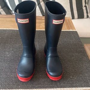 Hunter boots girls size 2. Navy blue with red.